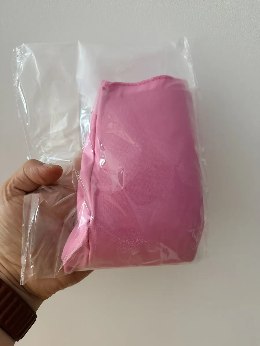 Fotografia de Camila Ribeiro: touca rosa na embalagem transparente