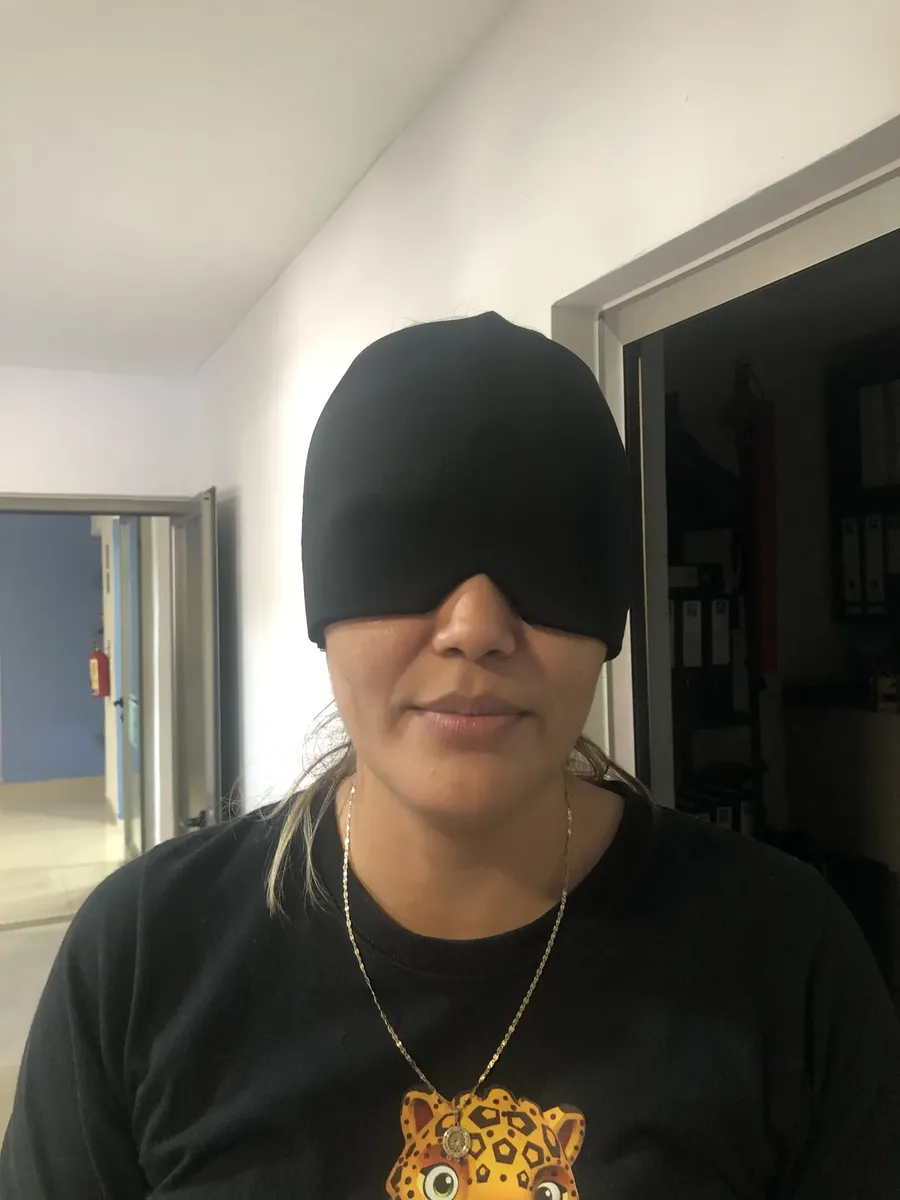 Fotografia de Fernanda Oliveira: cliente usando a touca preta
